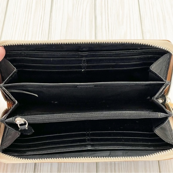 Coach Peyton Full Zip Patent Leather Wallet F48164 - Picture 4 of 16